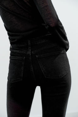 JEANS TRF CROPPED FLARE TIRO ALTO / Negro