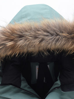 Парка зимняя мужская с капюшоном и мехом енот зеленого цвета 9537-1Z - Valianly фото 5