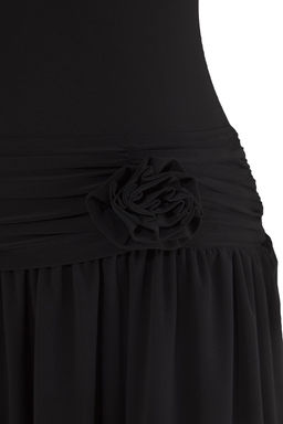 TRENDYOLMILLA Siyah Gul Aksesuar Detayl? S?rt Dekolteli S?f?r Kol Orme Esnek Mini Orme Elbise TWOSS25EL00690  фото 7