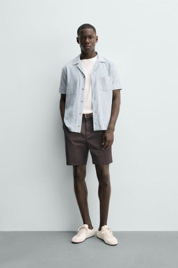 CAMISA REGULAR FIT ESTRUCTURA SEERSUCKER / Blanco / Celeste