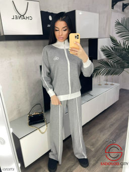 Спортивный женский костюм