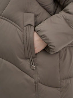 Куртка зимняя женская с мехом и капюшоном тренд коричневого цвета 7656K - Visdeer фото 12