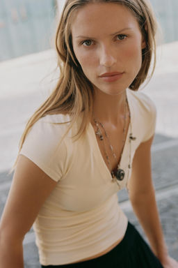 CAMISETA ESCOTE PICO / Amarillo - Zara фото 3