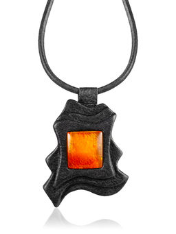 Колье из кожи Амазонка с коньячным янтарём