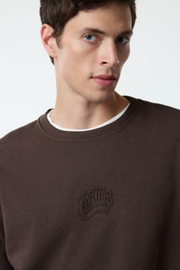 TRENDYOL MAN Koyu Kahverengi Oversize/Genis Kesim Kabartma Yaz? Bask?l? Ici Polarl? Sweatshirt TMNAW25SW00053 - Trendyolmilla фото 7