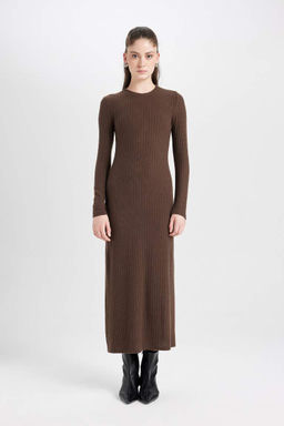 Облегающее платье макси с круглым вырезом и длинными рукавами