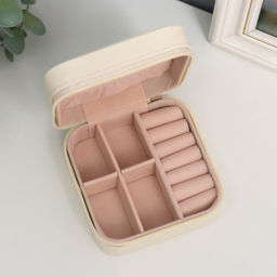 Шкатулка кожзам для украшений Штрихи. Белая 5х10х10 см - Simaland фото 3