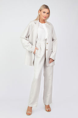 Брюки прямого силуэта. С посадкой на талии. Карманы в боковом шве.