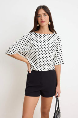 Ekru Puantiyeli Regular/Normal Kal?p Kay?k Yaka Soft Touch Orme T-shirt TWOSS26TS00300