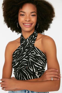 Siyah Bask?l? Boyundan Baglamal? Fitted/Vucuda Oturan Crop Esnek Orme Bluz TWOSS22BZ0703 - Trendyolmilla фото 3