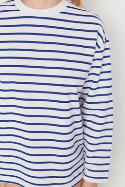 Beyaz Cizgili Oversize/Genis Kesim Bisiklet Yaka Ince Orme Sweatshirt TWOAW23SW00326