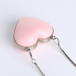 Сумка мини-клатч на магните, в форме сердца, жёсткий корпус, на длинной цепочке, розовая