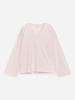 Camiseta holgada con cuello de pico.