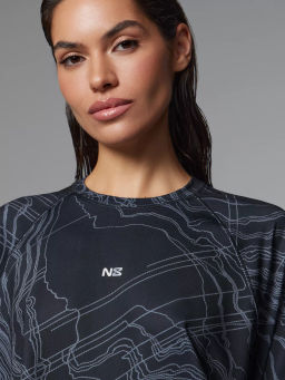 Спортивный рашгард свободного кроя