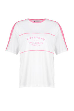 Beyaz %100 Kal?n Pamuklu Renk Bloklu Sloganl? Oversize/Genis Kal?p Orme T-Shirt TWOSS24TS00132