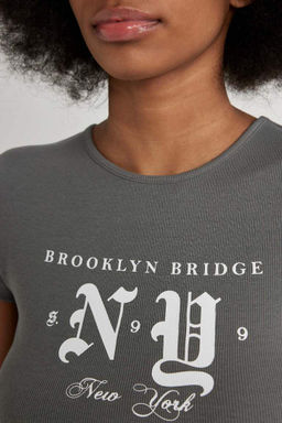 Приталенная футболка с короткими рукавами и круглым вырезом в рубчик с принтом - Defacto фото 5