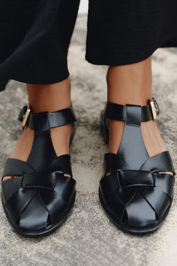 FLAT CAGE SANDALS