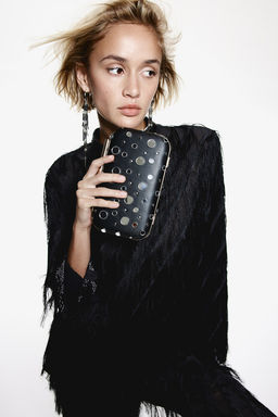 Bolso clutch con diseno embellecido