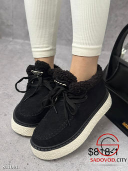 Ботинки на зиму выполнены из искусственного меха.