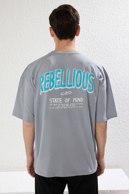 TRENDYOL MAN Gri Oversize Bisiklet Yaka Slogan Orme T-Shirt TMNSS23TS00263