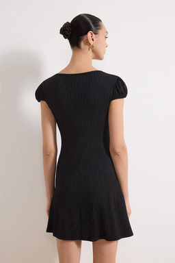 Siyah Puantiyeli Belden Ac?lan V Yaka Dugmeli Mini Yumusak Orme Elbise TWOSS26EL00019