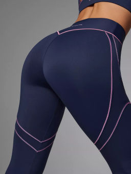 Моделирующие леггинсы с контрастными швами