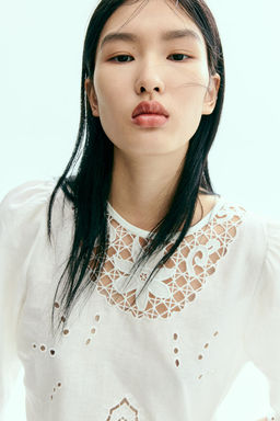 Blusa bordada en mezcla de lino