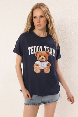 TRENDYOLMILLA Beyaz %100 Pamuk Oversize/Genis Kal?p Ay?c?k Bask?l? Orme T-Shirt TWOSS25TS00090