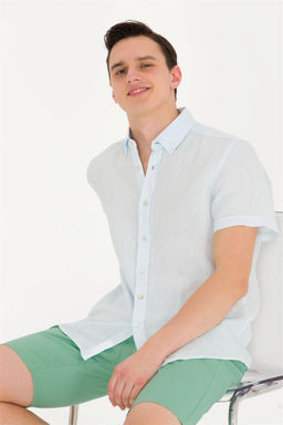 Мужская светло -голубая рубашка с коротким рукавом в корзине