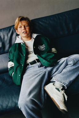 CAZADORA BOMBER NYLON TEXTO CAPUCHA DESMONTABLE / Verde