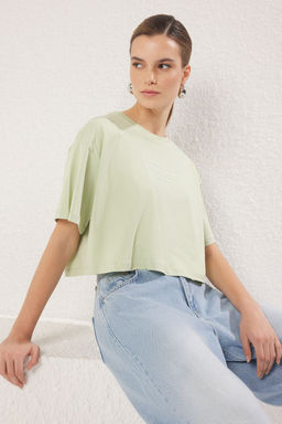TRENDYOLMILLA Mint %100 Pamuk Relaxed/Rahat Kal?p Crop Yuksek Bask?l? Orme T-Shirt TWOSS25TS00084 фото 2