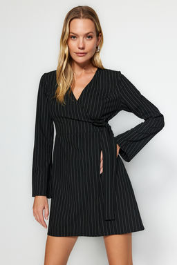 TRENDYOLMILLA Siyah Baglama Detayl? Cizgili Kruvaze Mini Dokuma Elbise TWOAW24EL00458  фото 8