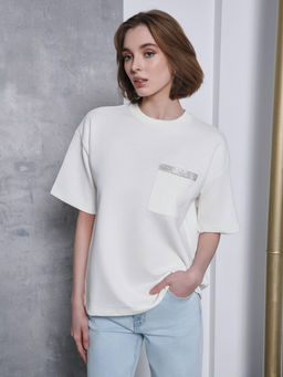 CONTE Удлиненная футболка из футера c карманом и аппликацией из стразов LD 2596 off-white