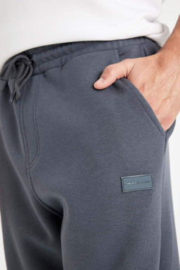 Мужские спортивные штаны обычного кроя антрацитового цвета с карманами и эластичными штанинами - Defacto фото 5