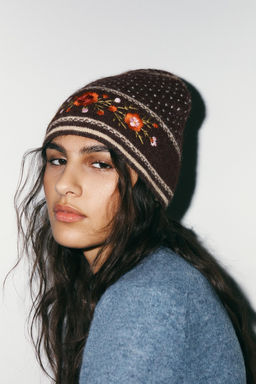 BEANIE HAT WITH EMBROIDERED FLOWERS