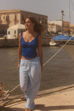 RUFFLED STRAPPY KNIT TOP