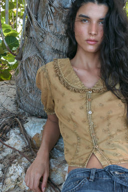 CAMISA CUELLO BOBO BORDADOS / Mostaza