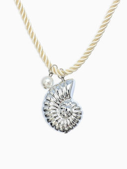 Кулон на жгуте текстильном "Ракушка", цвет бело-серебристый