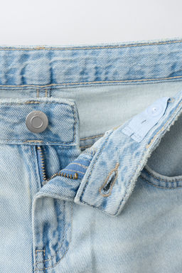 JEANS WIDE LEG FLORES BORDADAS STRASS / Azul