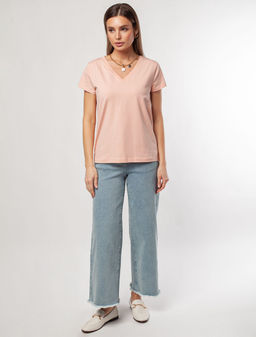 Футболка из премиального хлопка с V-образным вырезом