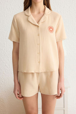 Trendyolmilla Lacivert %100 Pamuklu Dantel ve Nak?s Detayl? Muslin Sortlu Dokuma Pijama Tak?m? THMSS25PT00038  фото 4