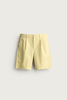 BERMUDA PLIEGUES REGULAR FIT / Amarillo claro
