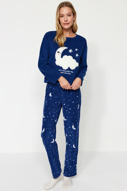 Trendyolmilla Lacivert Galaksi Desenli Polar K?sl?k Orme Pijama Tak?m? THMAW24PT00027