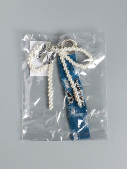 Брелок для ключей на карабине с джинсовым ремешком «Жемчужный бант и бабочка», бусины d=0.5 см, на сумку, рюкзак, 15×10.5×1 см