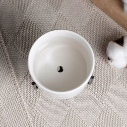 Декоративный горшок для цветов «Цилиндр», 300 мл, 15×8×8 см, керамика, на чёрной подставке, белый