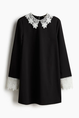Vestido con detalles de encaje