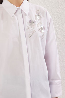 TRENDYOLMILLA Beyaz Onden Cicek Aksusar Detayl? Oversize Genis Kal?p Dokuma Gomlek TWOSS25GO00100 фото 4