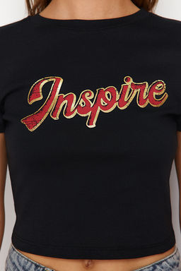 TRENDYOLMILLA Siyah %100 Pamuk Slogan Bask?l? Vucuda Oturan Crop Orme T-Shirt TWOSS24TS00213 фото 5