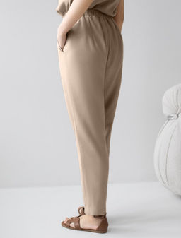 Брюки бананы с поясом на резинке из плотного лиоцелла - Vilatte фото 3