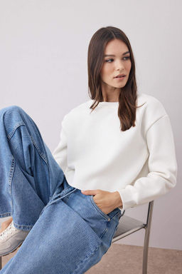 Ekru Kal?n Ici Polarl? Bisiklet Yaka Crop Orme Sweatshirt TWOAW26SW00093